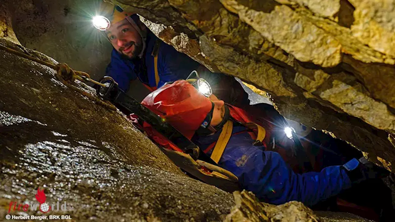 Bayern: Freiwillige Höhlenretter üben in Deutschlands größter Eishöhle den Transport eines Verletzten zurück ans Tageslicht