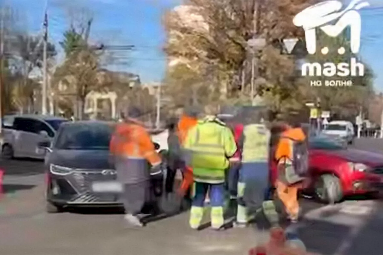 На видео попало, как дорожные рабочие усмирили буйного водителя в Крыму