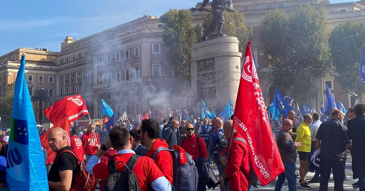 Schlein nascosta tra gli autisti Atac in sciopero. Landini: “Elly dov'è?”