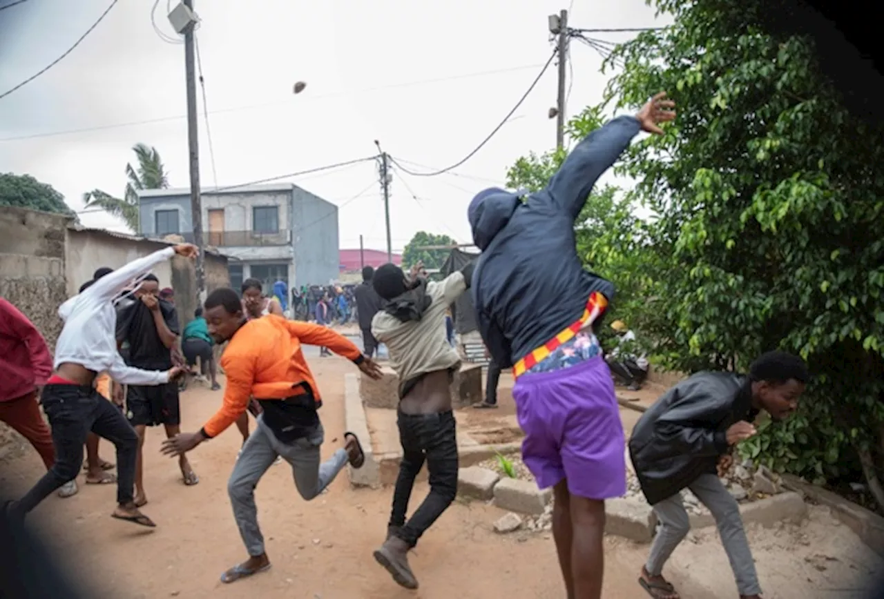 Migliaia di persone protestano contro i brogli elettorali in Mozambico