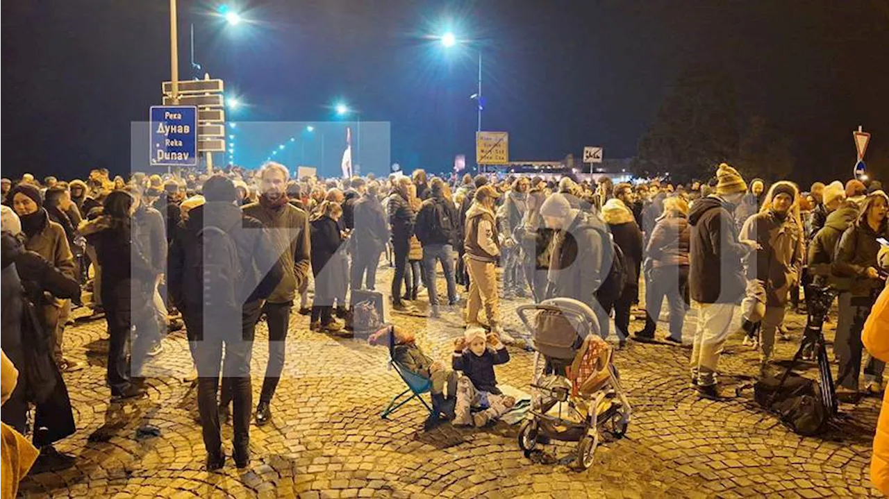 Протестующие блокировали мост в Нови-Саде с требованием отставок властей Сербии