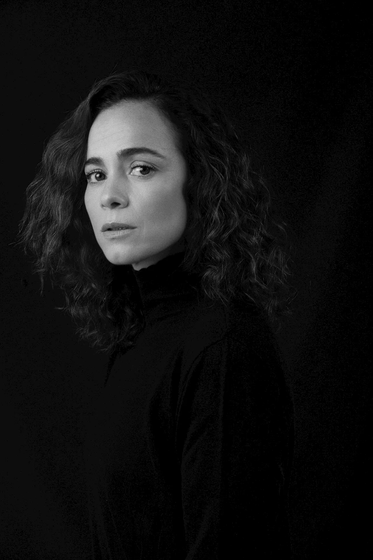 Alice Braga sobre sexualidade: 'Me sentia pressionada a dizer se era bi, gay ou hétero quando nem eu sabia'