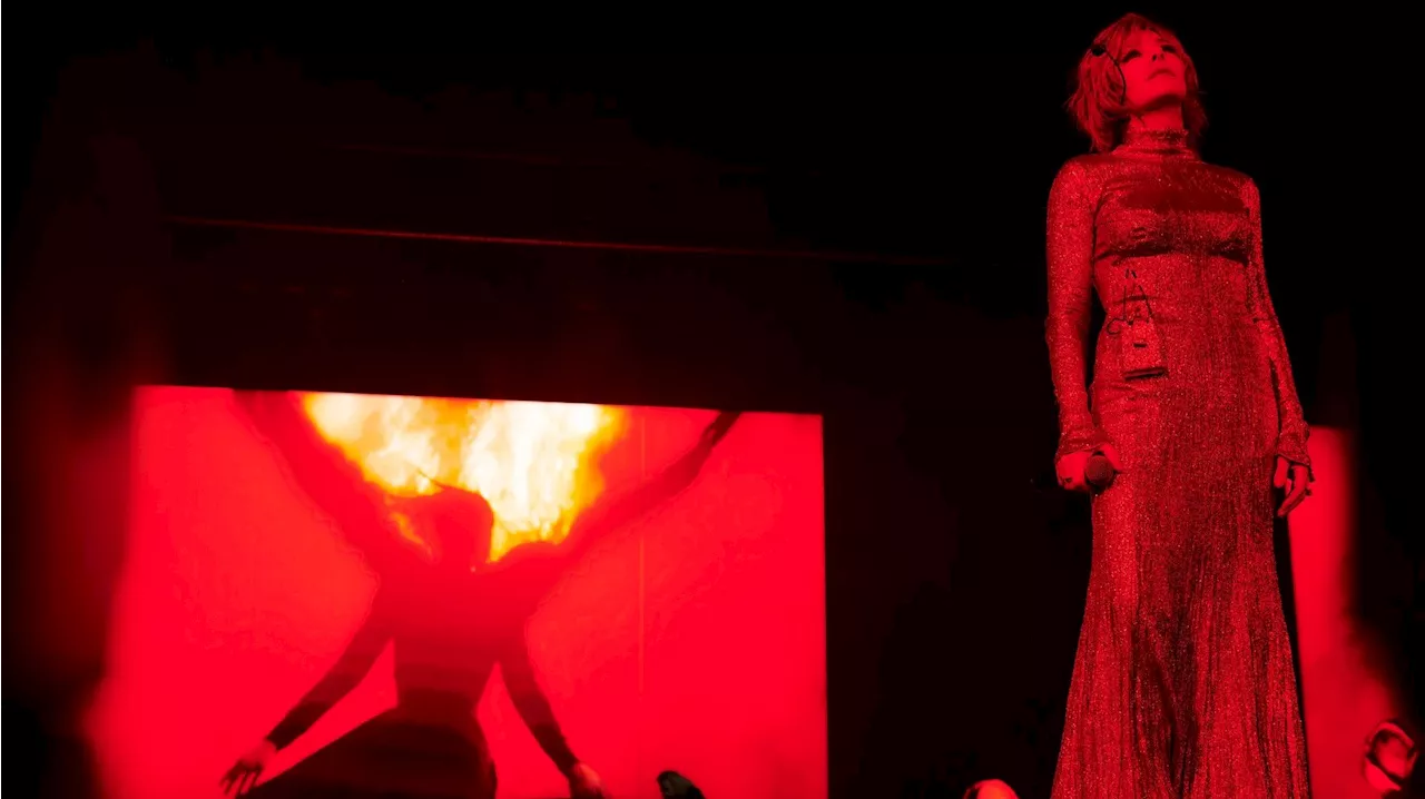 Avec 210 000 spectateurs, la projection unique de 'Nevermore', film du concert de Mylène Farmer, cartonne