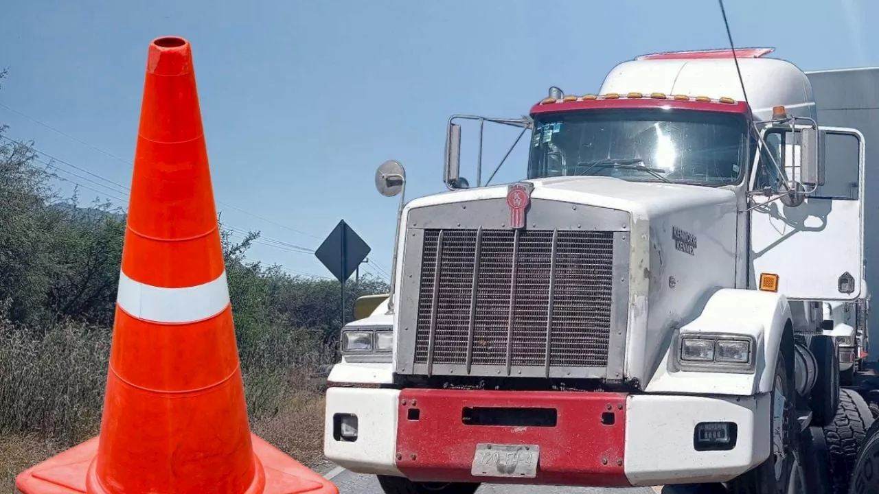 Transportistas bloquean carretera Zimapán-Ixmquilpan de Hidalgo, protestan contra nuevo sindicato