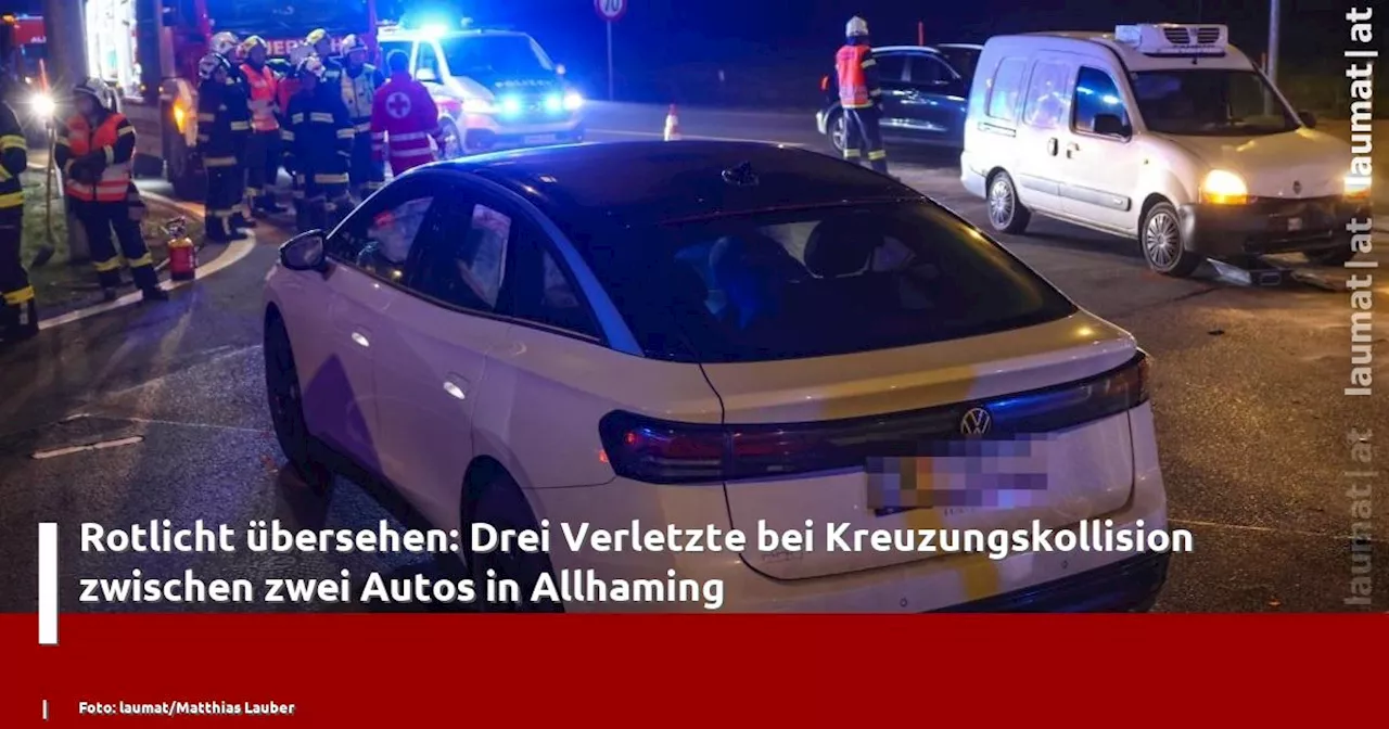 Rotlicht �bersehen: Drei Verletzte bei Kreuzungskollision zwischen zwei Autos in Allhaming