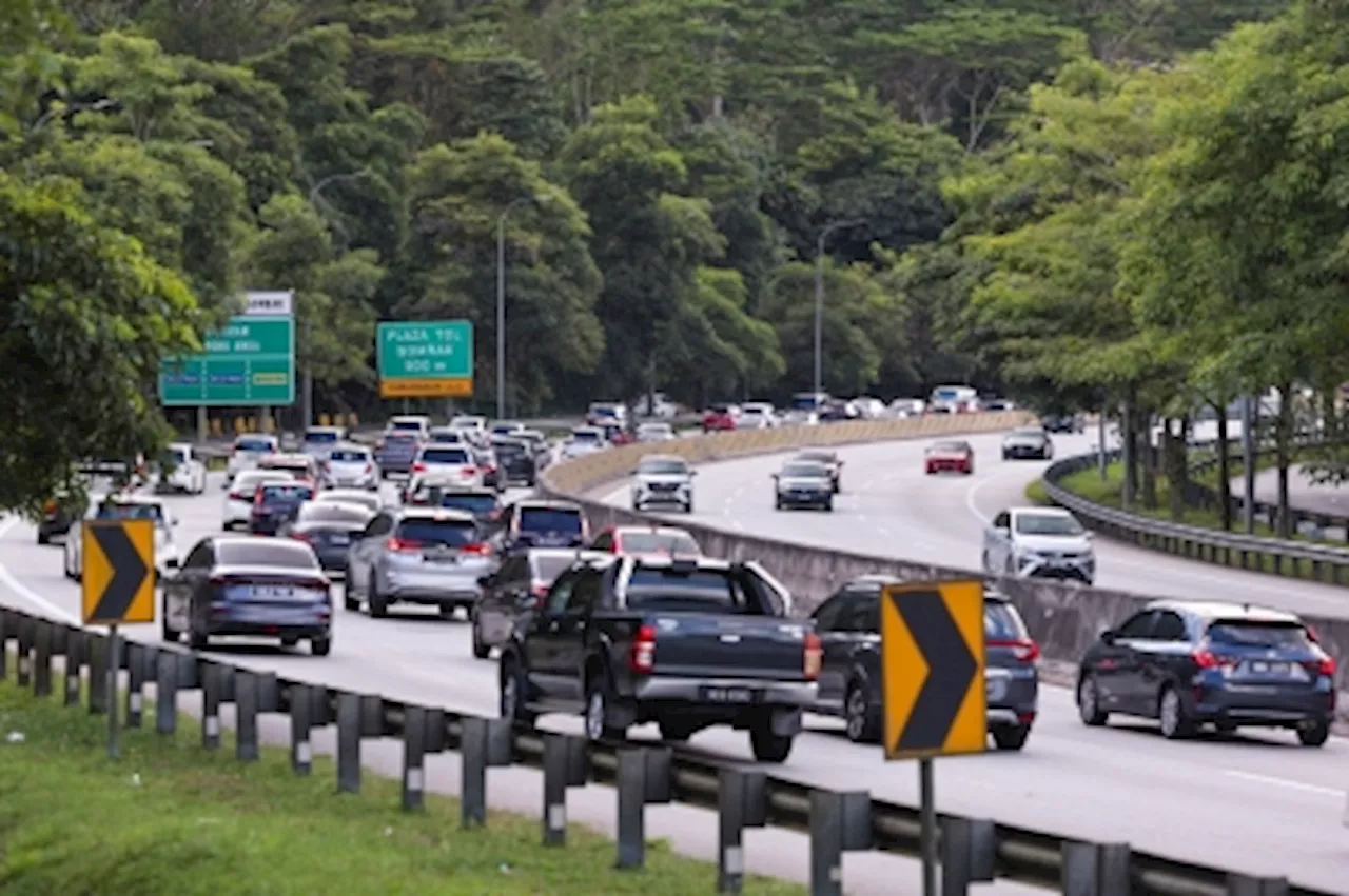 Malaysian army transporting armoured vehicle overturns on KL-Karak highway, causing traffic delays (VIDEO)