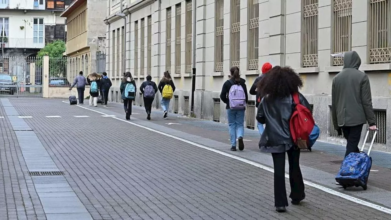 Porta a scuola 14 bombe carta, 15enne fermato a Lecce