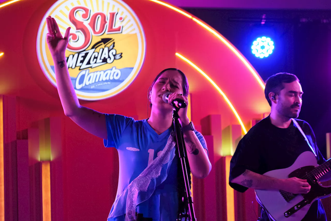 Noche Buena celebra 100 años; Elsa y El Mar, sorprende a oficinistas con un concierto especial