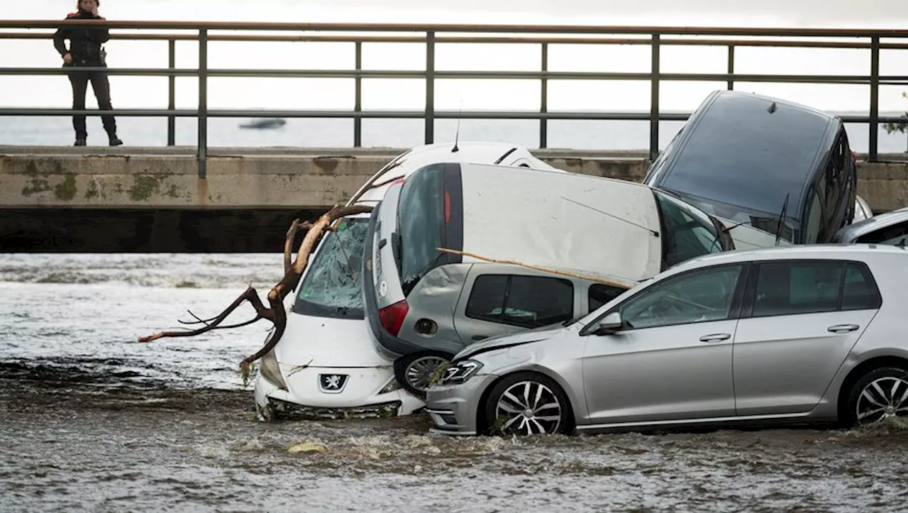 Une puissante rivière emporte une trentaine de voitures : les images impressionnantes des pluies torrentielles