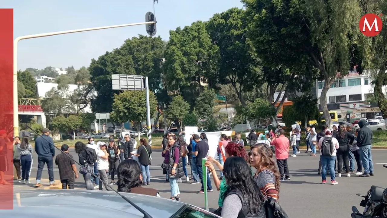 Padres de familia bloquean avenida en Tlalnepantla; piden restituir a director de secundaria