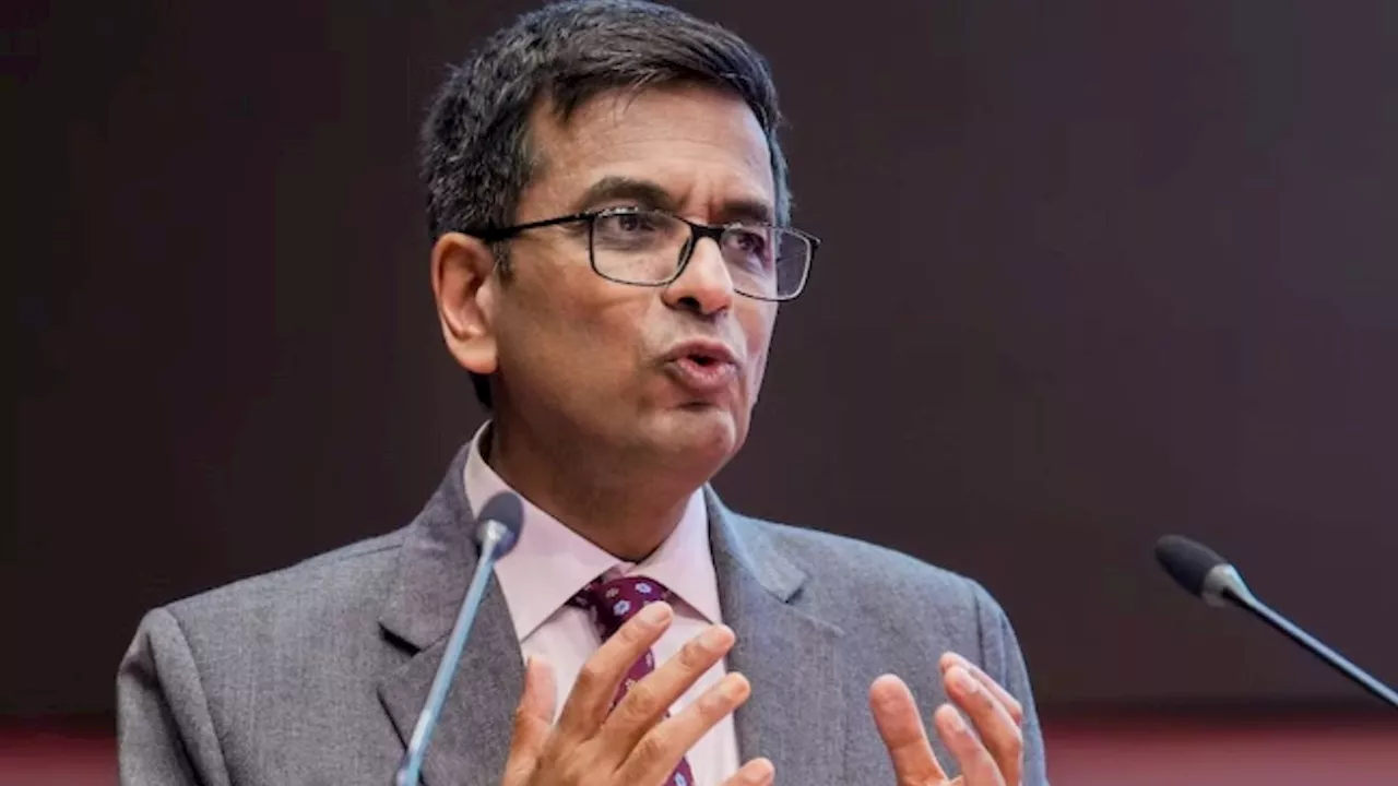 CJI Chandrachud Last Working Day: अपने पिता के ही दो फैसलों को पलटा, मनु सिंघवी ने पूछा- आपके यंग लुक का राज क्या है