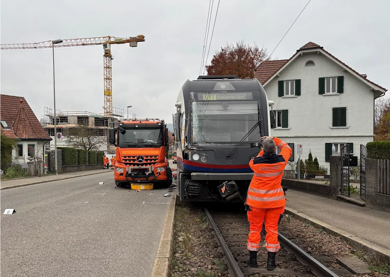 Dietikon ZH: Crash zwischen Lastwagen und Zug – drei Personen verletzt