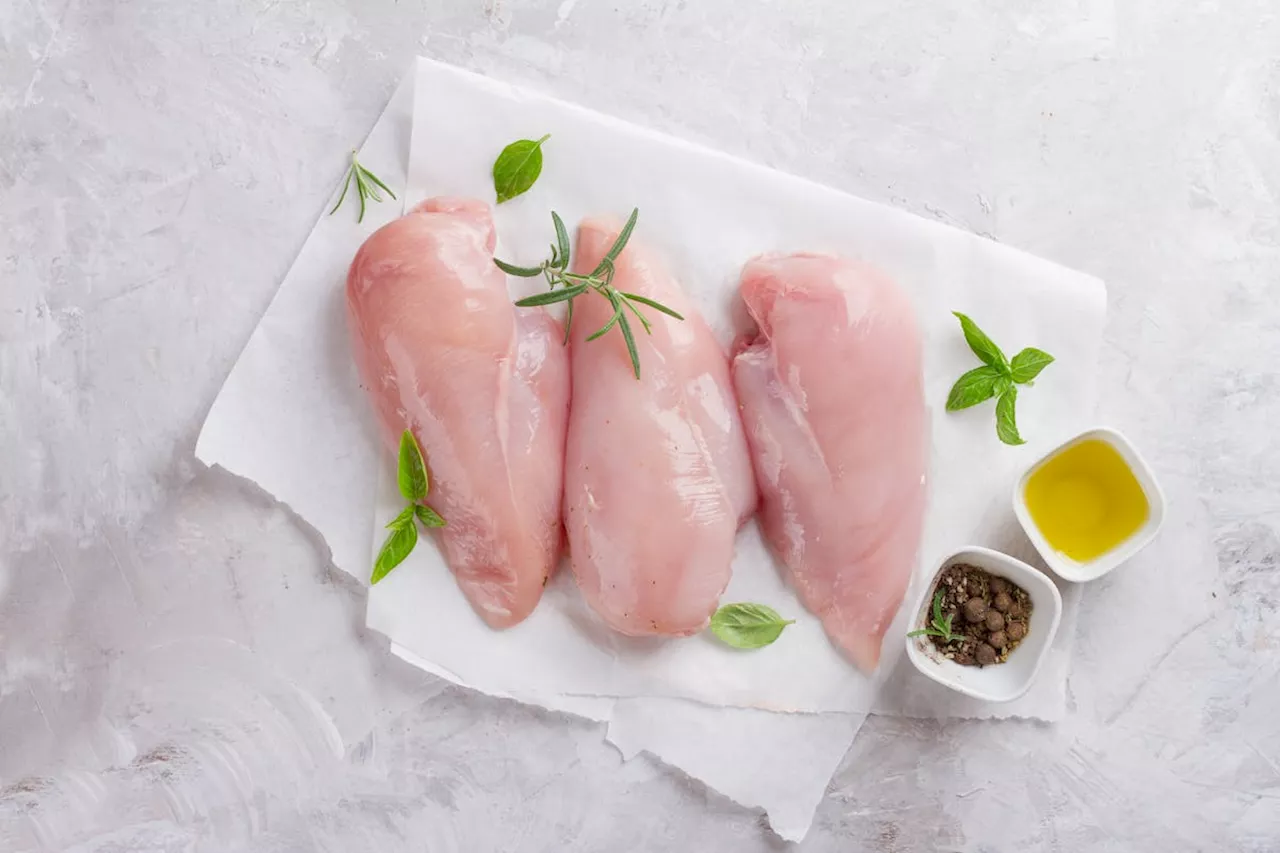 Pourquoi le poulet ne se mange pas cru, contrairement à la viande de bœuf