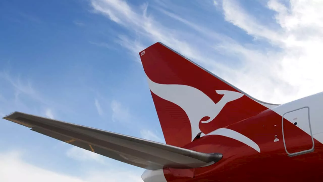 Passenger tells of 'disturbing' experience on board Qantas flight with engine failure