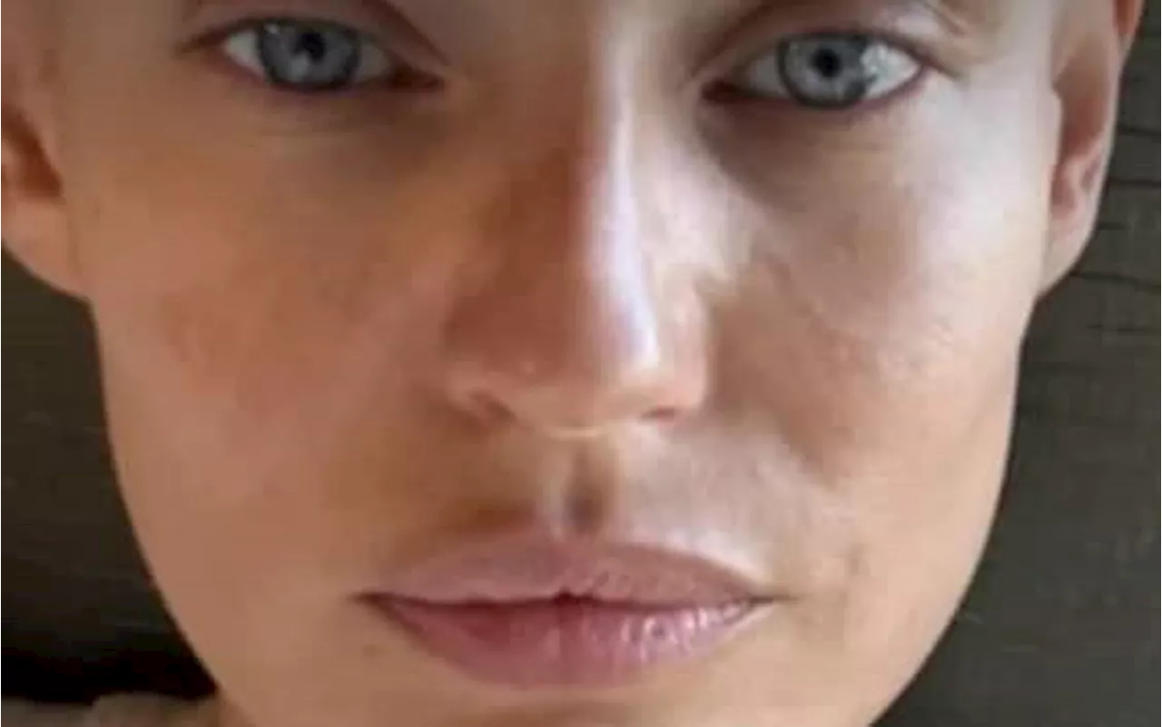 Bianca Balti su Instagram dopo la seconda chemio: 'Ne mancano solo quattro'