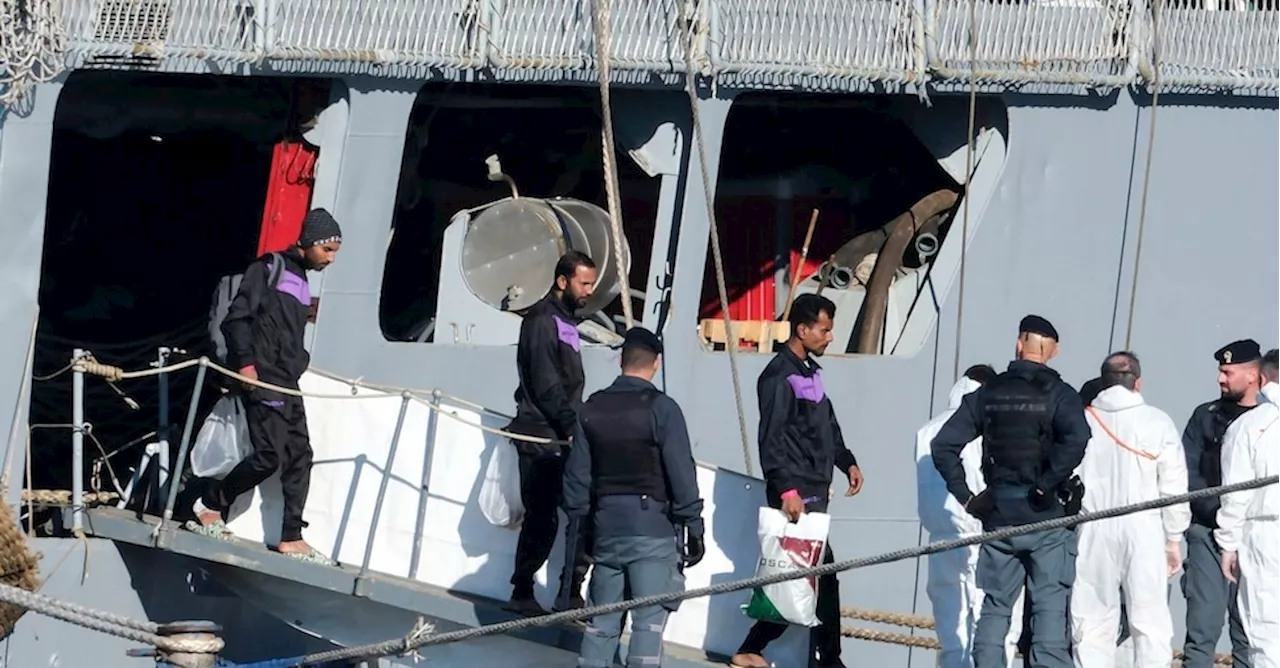 In Albania la nave Libra con 8 migranti, uno di loro torna in Italia: salute vulnerabile