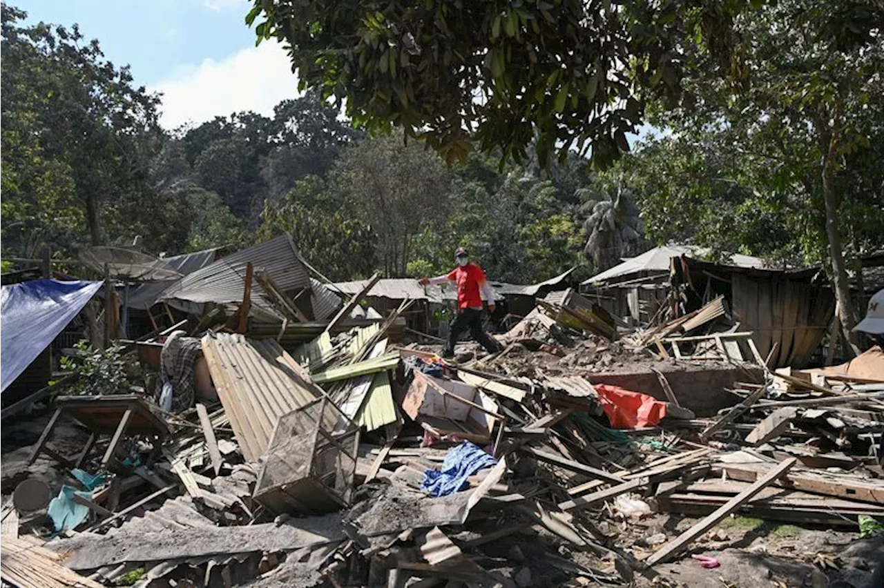 Indonesian volcano spews ash 10 km high, thousands evacuate