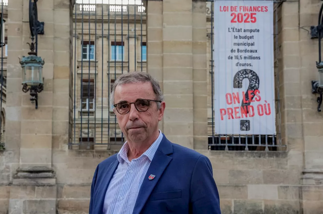 Banderoles sur l’hôtel de ville de Bordeaux : le préfet rappelle le maire à l’ordre et le menace de poursuites, Pierre Hurmic persiste