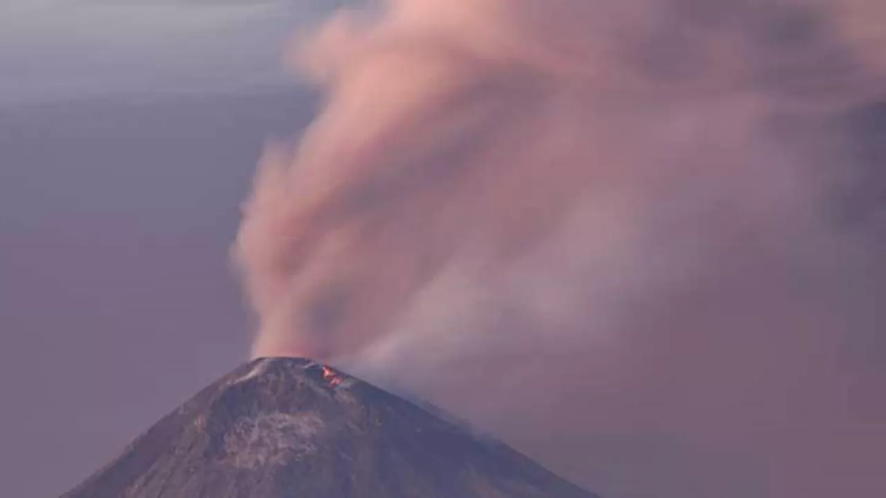 Gunung Lewotobi Laki-laki Sabtu Pagi Muntahkan Guguran Lava Pijar