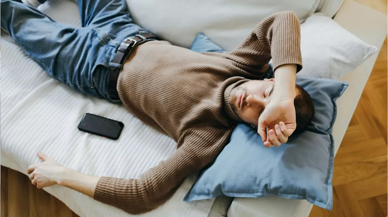 Cuánto tiene que durar la siesta ideal y cuál es el mejor horario para tomarla, según un médico
