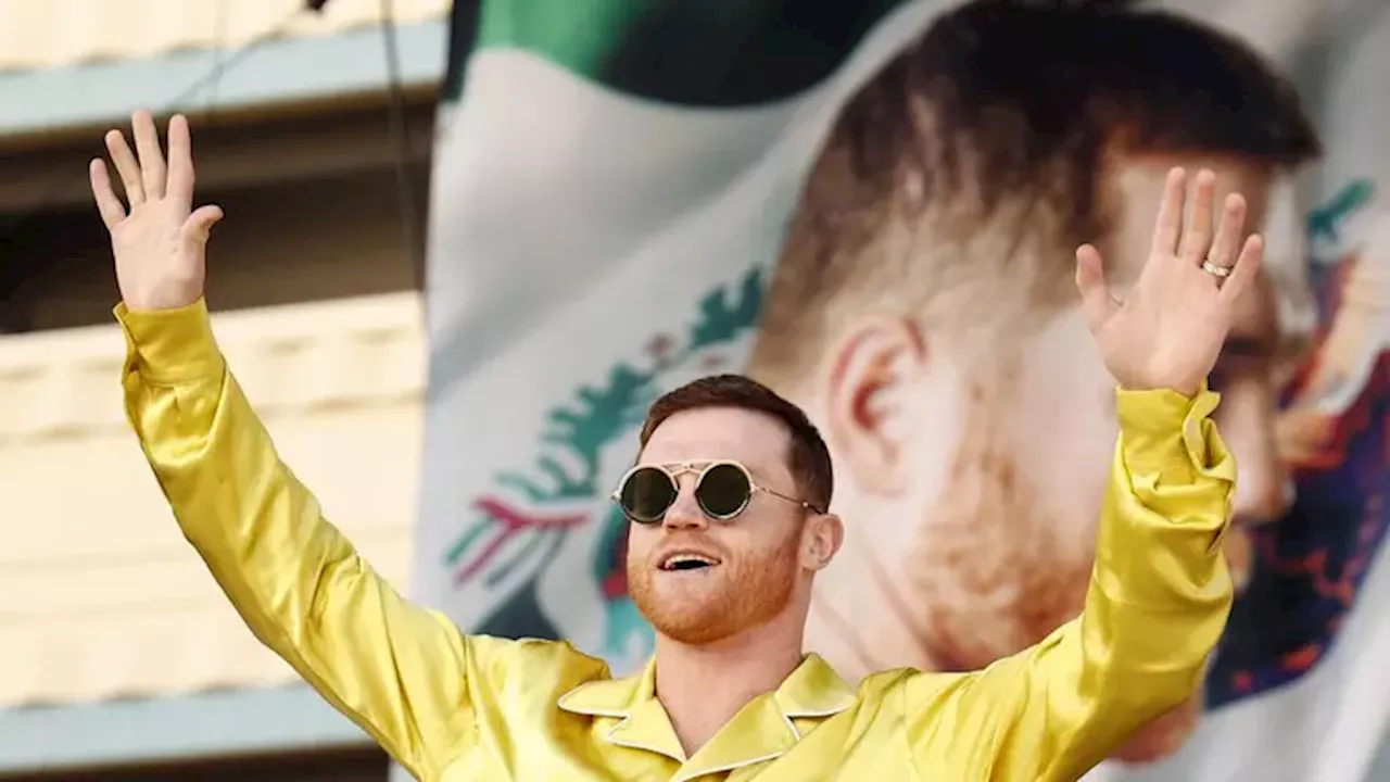 Canelo Álvarez presume lujosa y millonaria colección de autos Ferrari