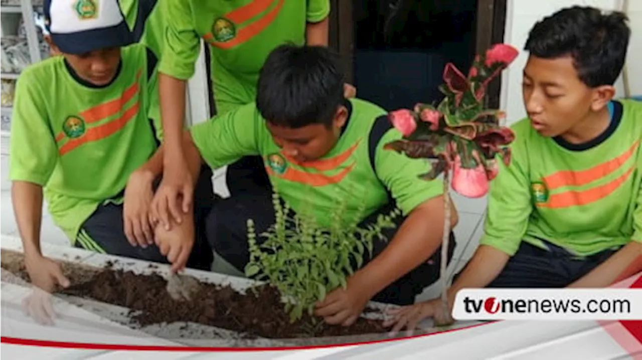 Peringati Hari Pahlawan, MTSN 3 Lakukan Gerakan Menanam Sejuta Pohon