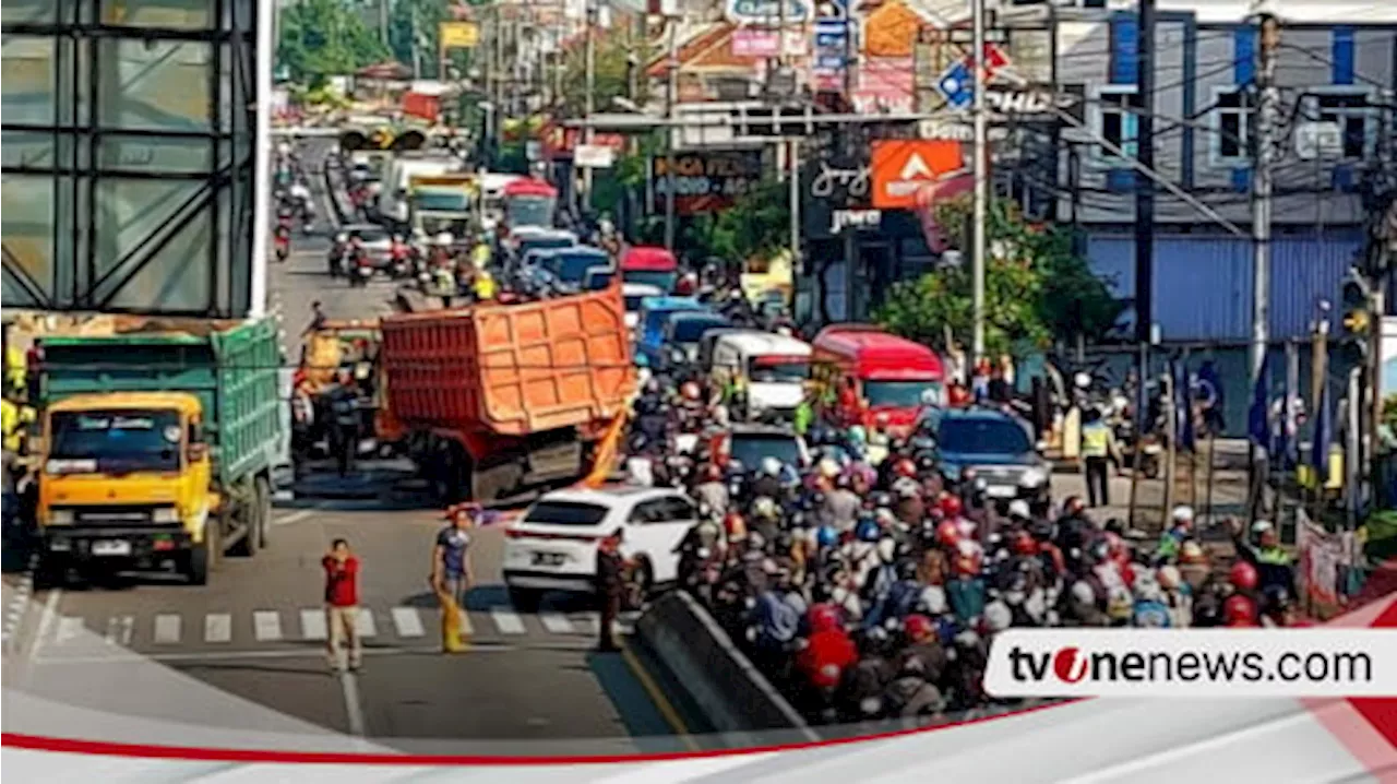 Truk Pasir Terguling usai Hindari Sepeda Motor, Jalur Bawen-Ungaran Macet Panjang