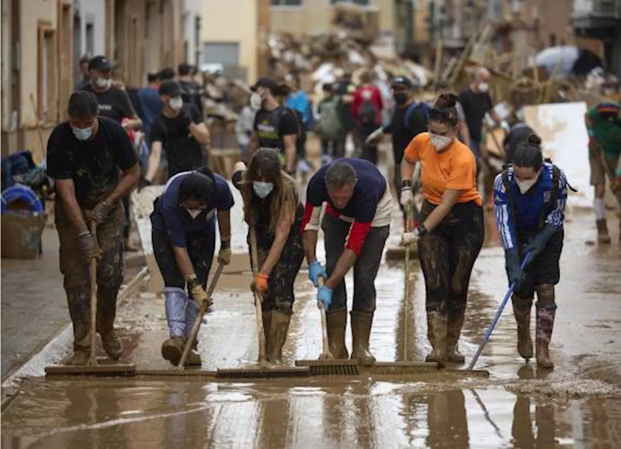 Voluntarios toman en sus manos el rescate de Valencia; ya suman 219 fallecidos