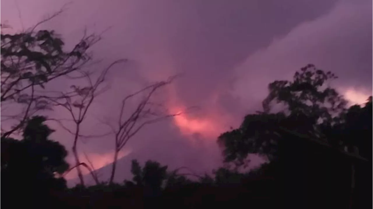 Gunung Lewotobi Laki-laki Muntahkan Guguran Lava Pijar Sabtu Pagi