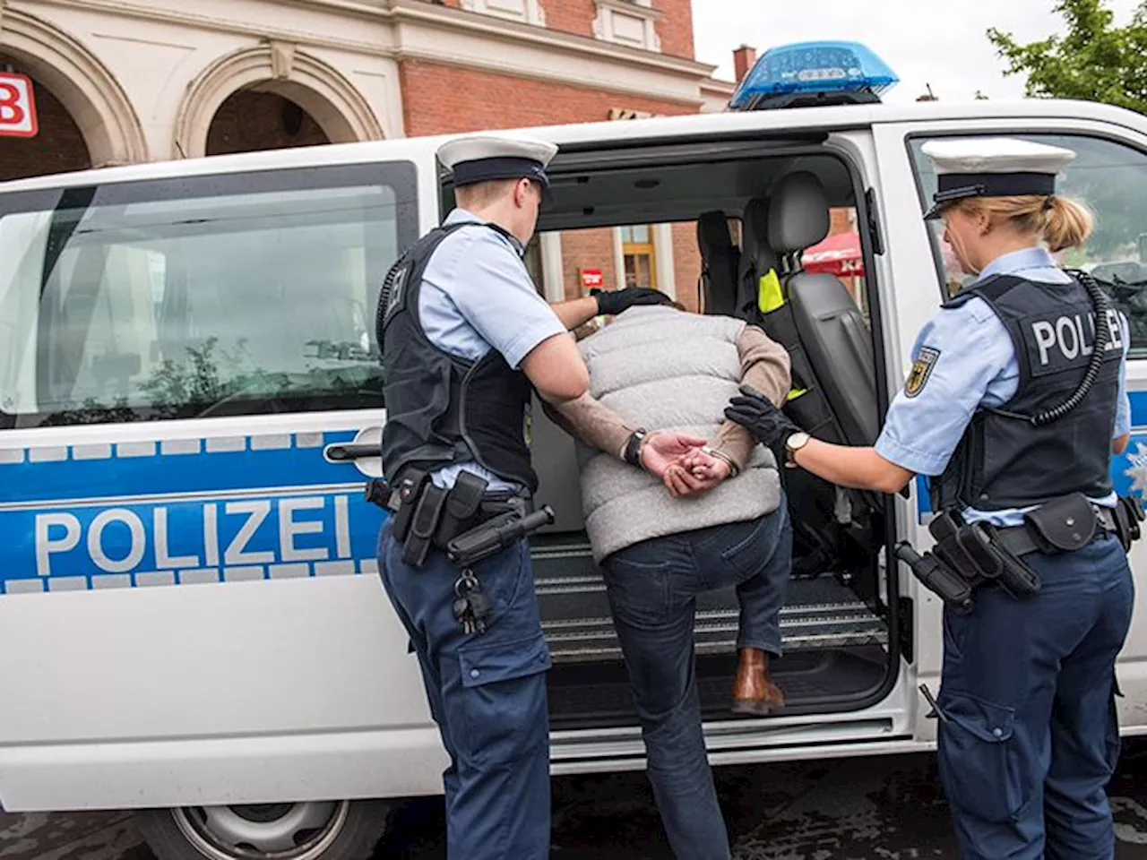 Eine Fahrt, zwei Einlieferungen: Lindauer Bundespolizei bringt Migranten in Haft