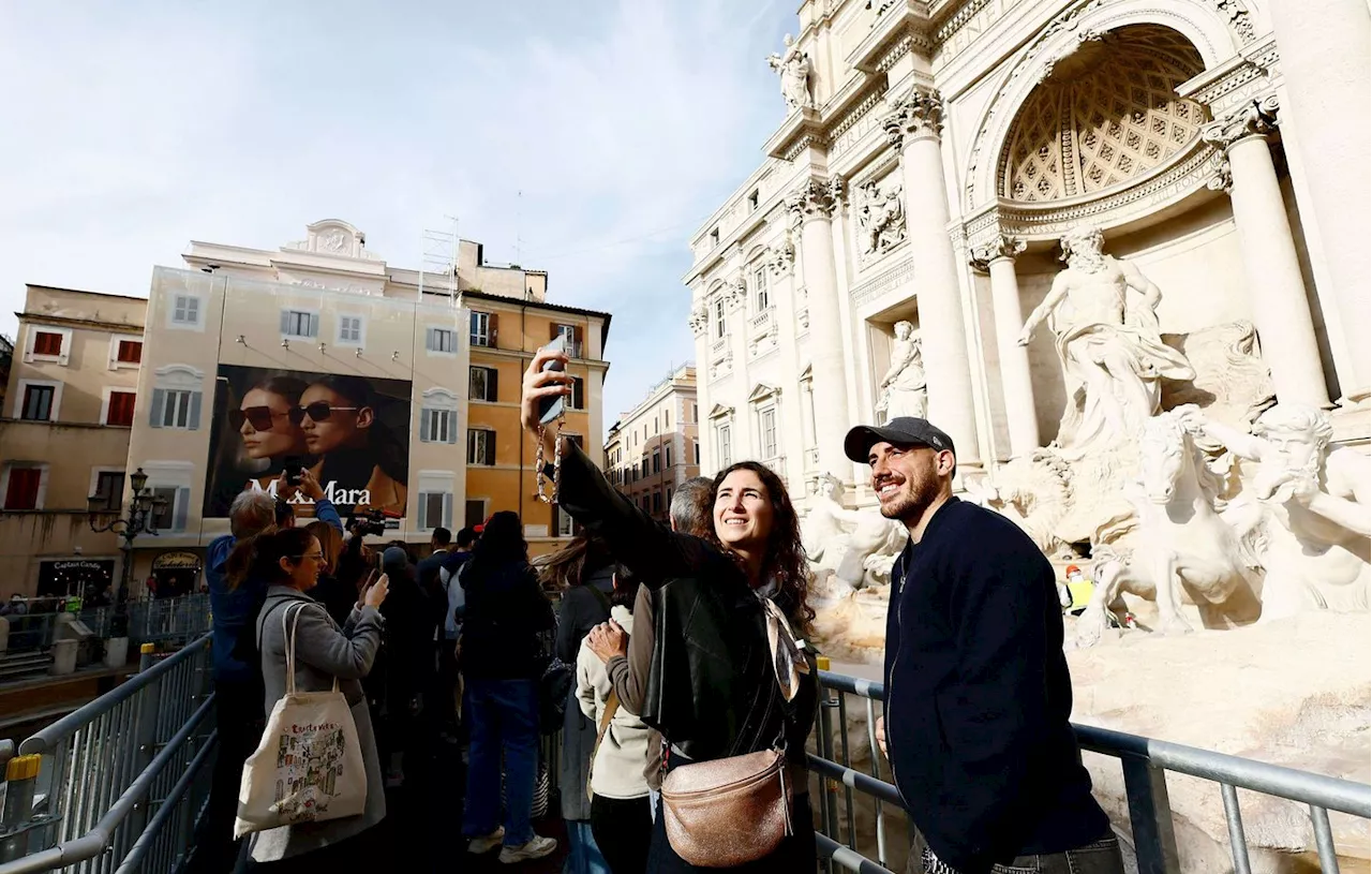 Rome : En travaux, la célèbre fontaine de Trévi continue de se visiter depuis une passerelle