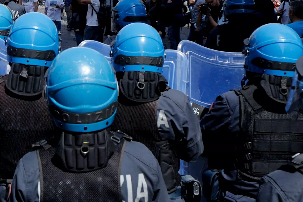 Bologna, scontri tra polizia e collettivi durante manifestazioni: ultime news