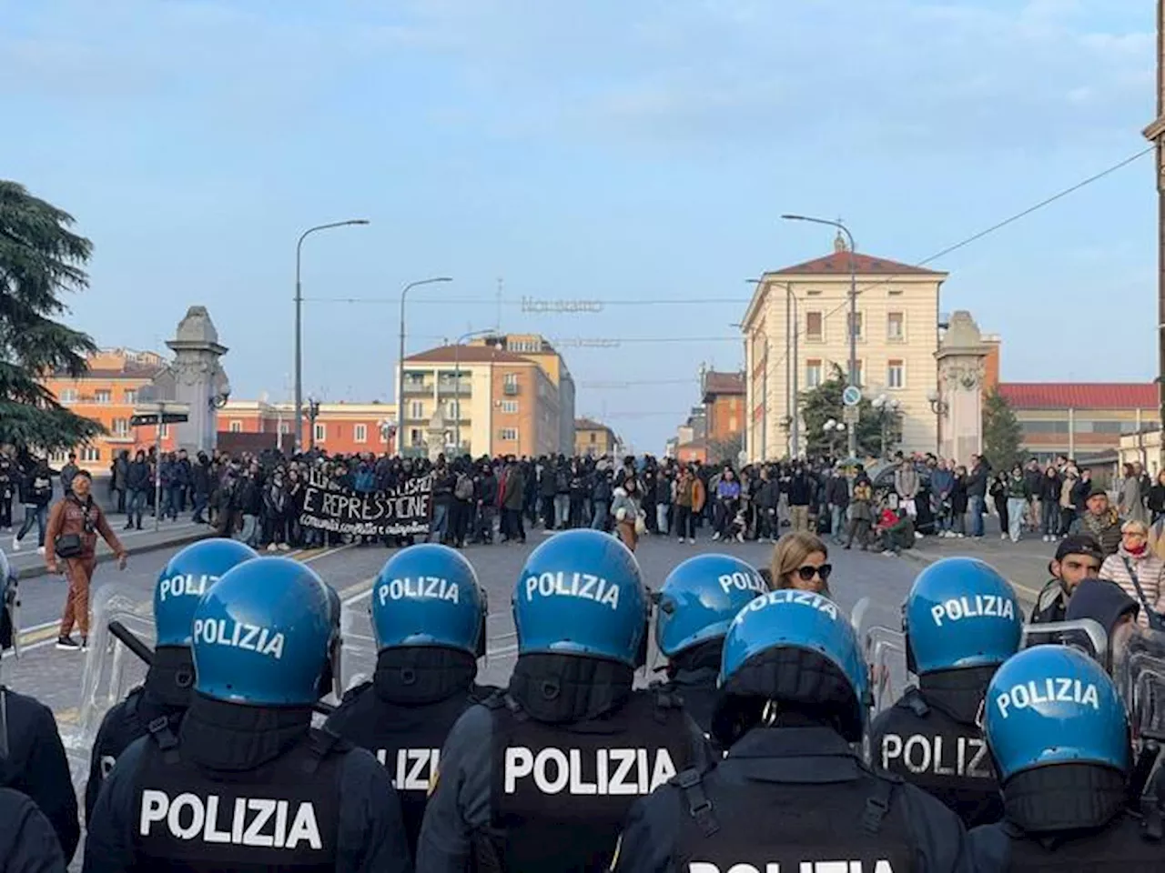 Alta Tensione a Bologna, rush finale della campagna con scontri