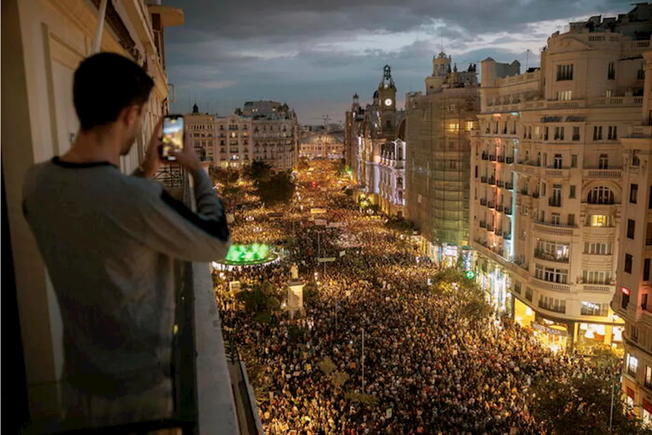 Migliaia in piazza a Valencia per le dimissioni del governatore