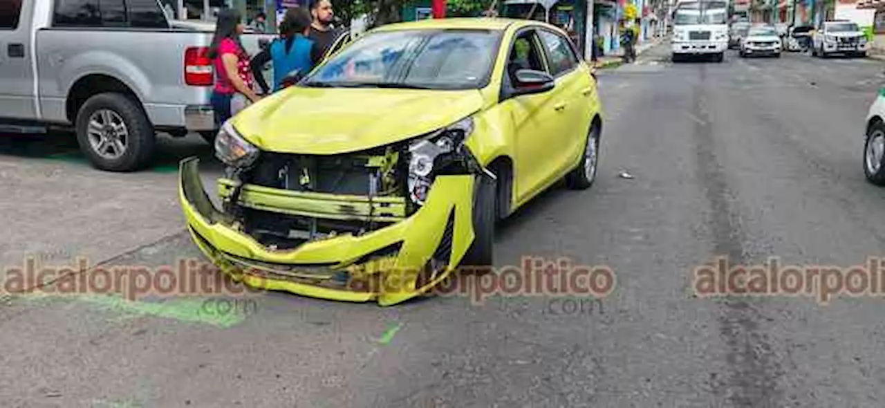 Conductora se pasa el alto y arrolla a motorrepartidor, en Xalapa