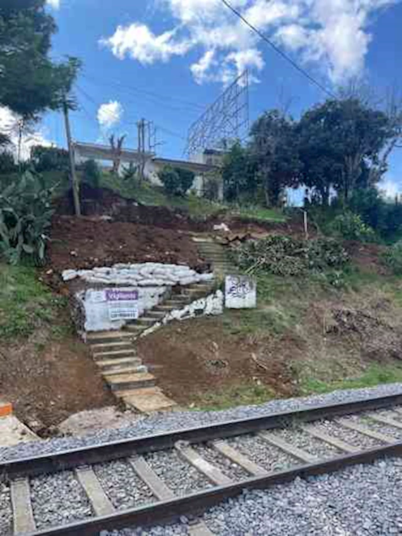 Denuncian que excavadora rompió escaleras y dañó muro de contención, en Xalapa