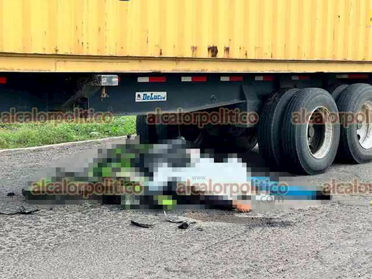 Estudiante muere al impactar su moto contra tráiler, en carretera de Sayula