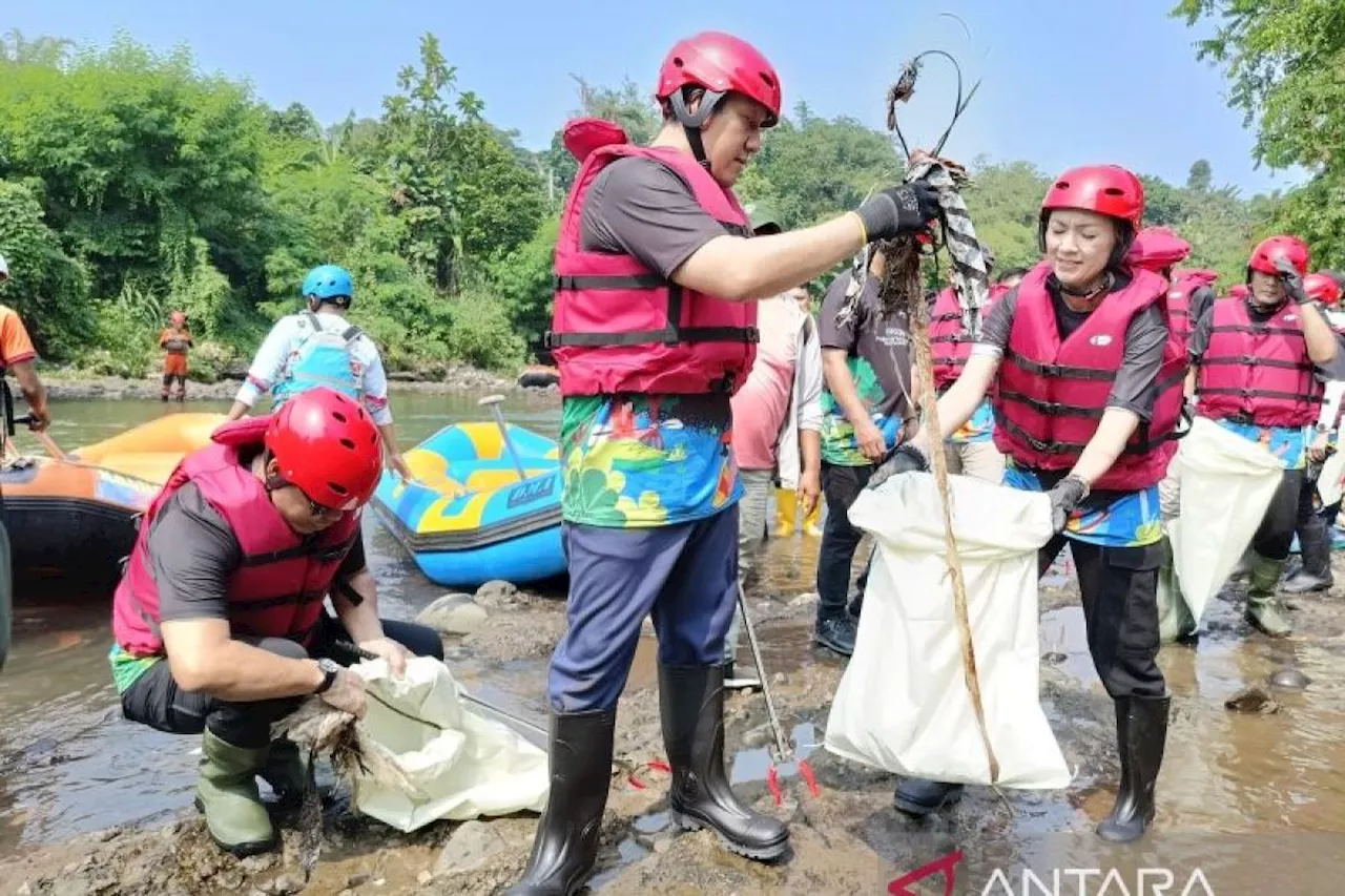 KLH dan komunitas bersih-bersih Sungai Ciliwung Bogor