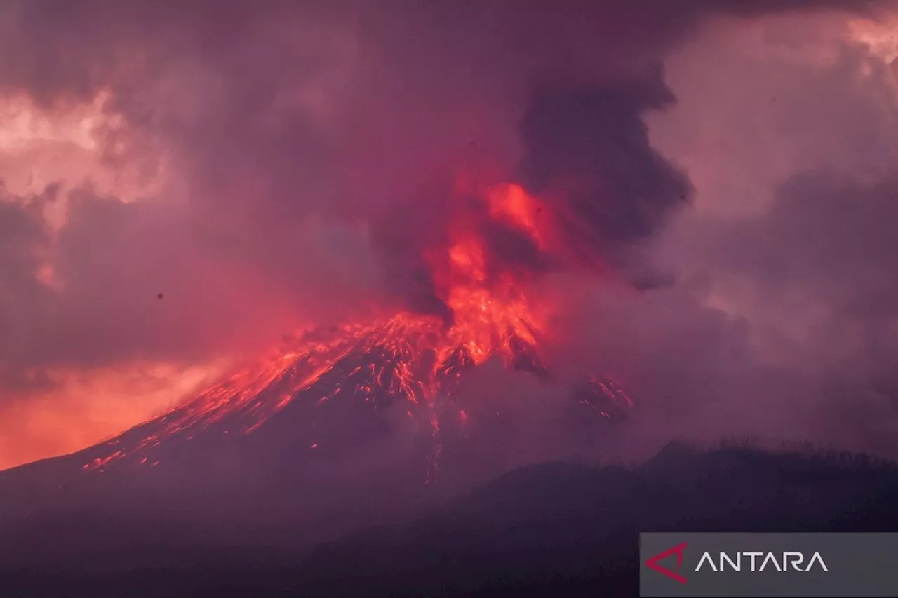 Momentum Gunung Lewotobi Laki-laki kembali mengeluarkan lava pijar dan pasir vulkanis di Nusa Tenggara Timur