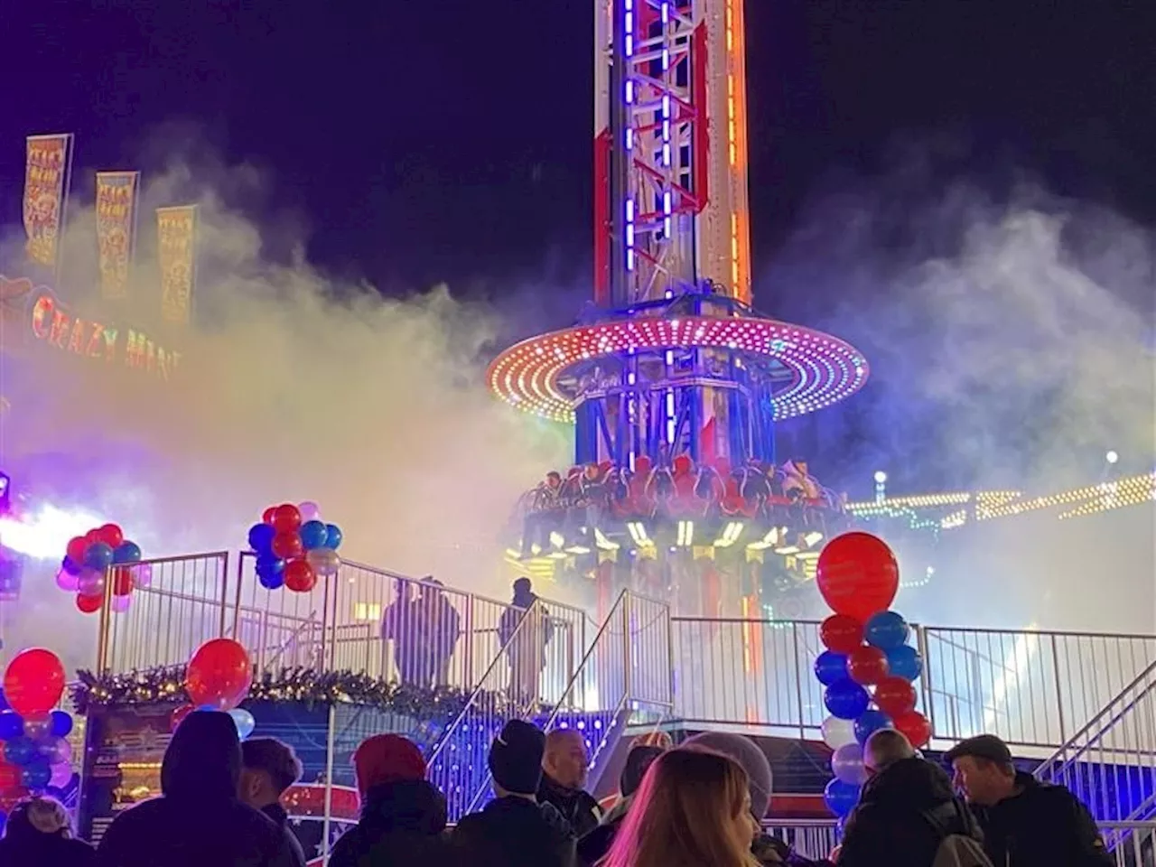 Wahre Mutprobe auf Berlins erstem großen Weihnachtsmarkt: 85 Meter freier Fall vom Turm