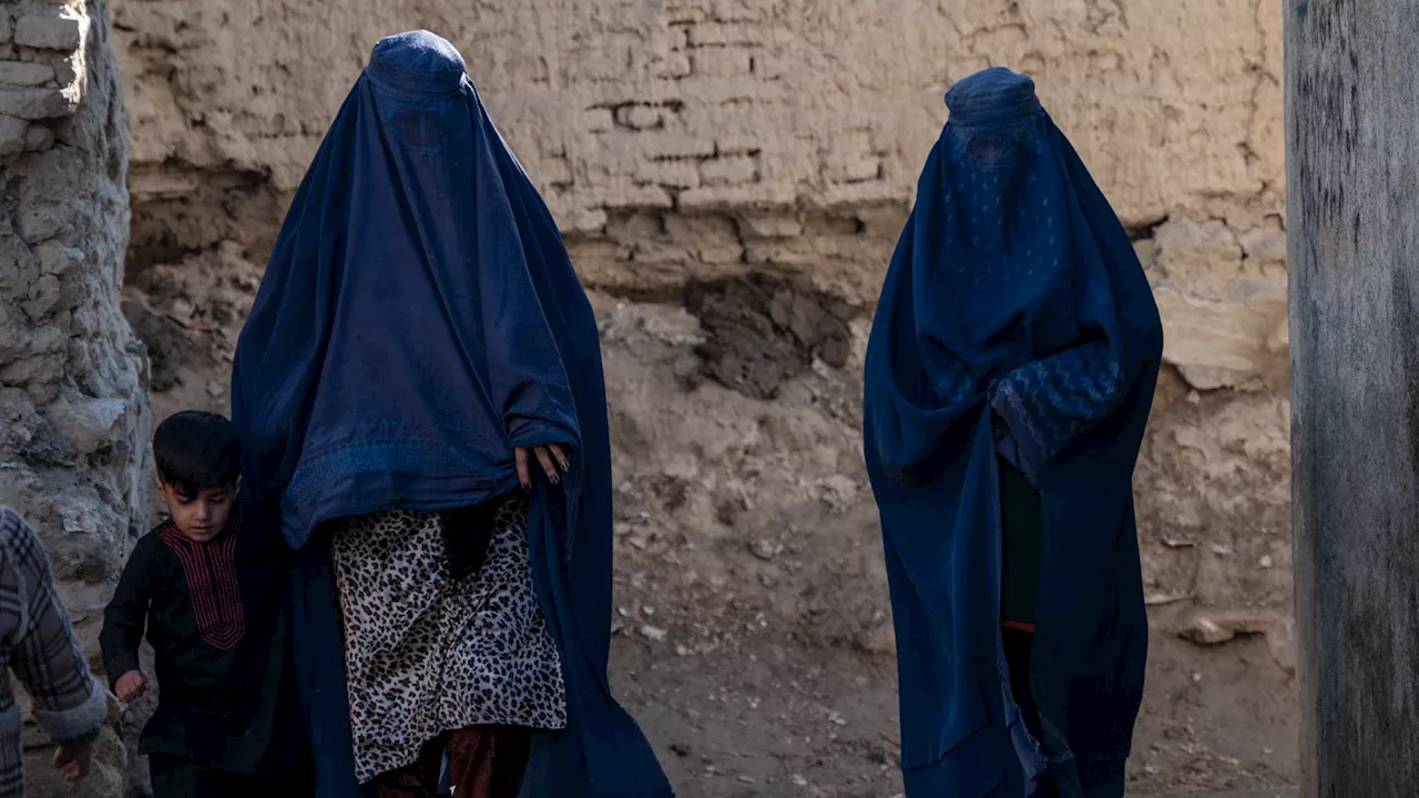 Afghanistan: les autorités talibanes assurent que les femmes ont le droit de parler entre elles