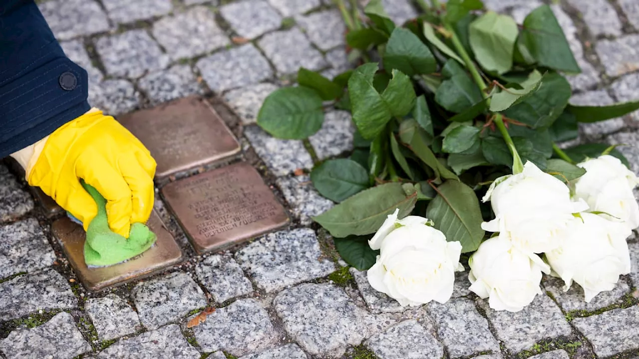 Gedenken an Nazi-Opfer in Berlin: Journalisten putzen Stolpersteine