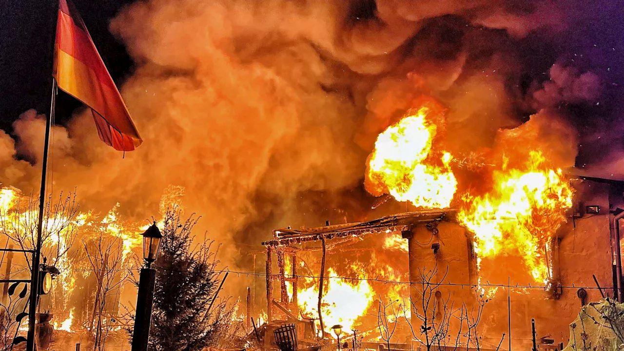 Großeinsatz für Feuerwehr in Neuss: Brand in Kleingartenanlage