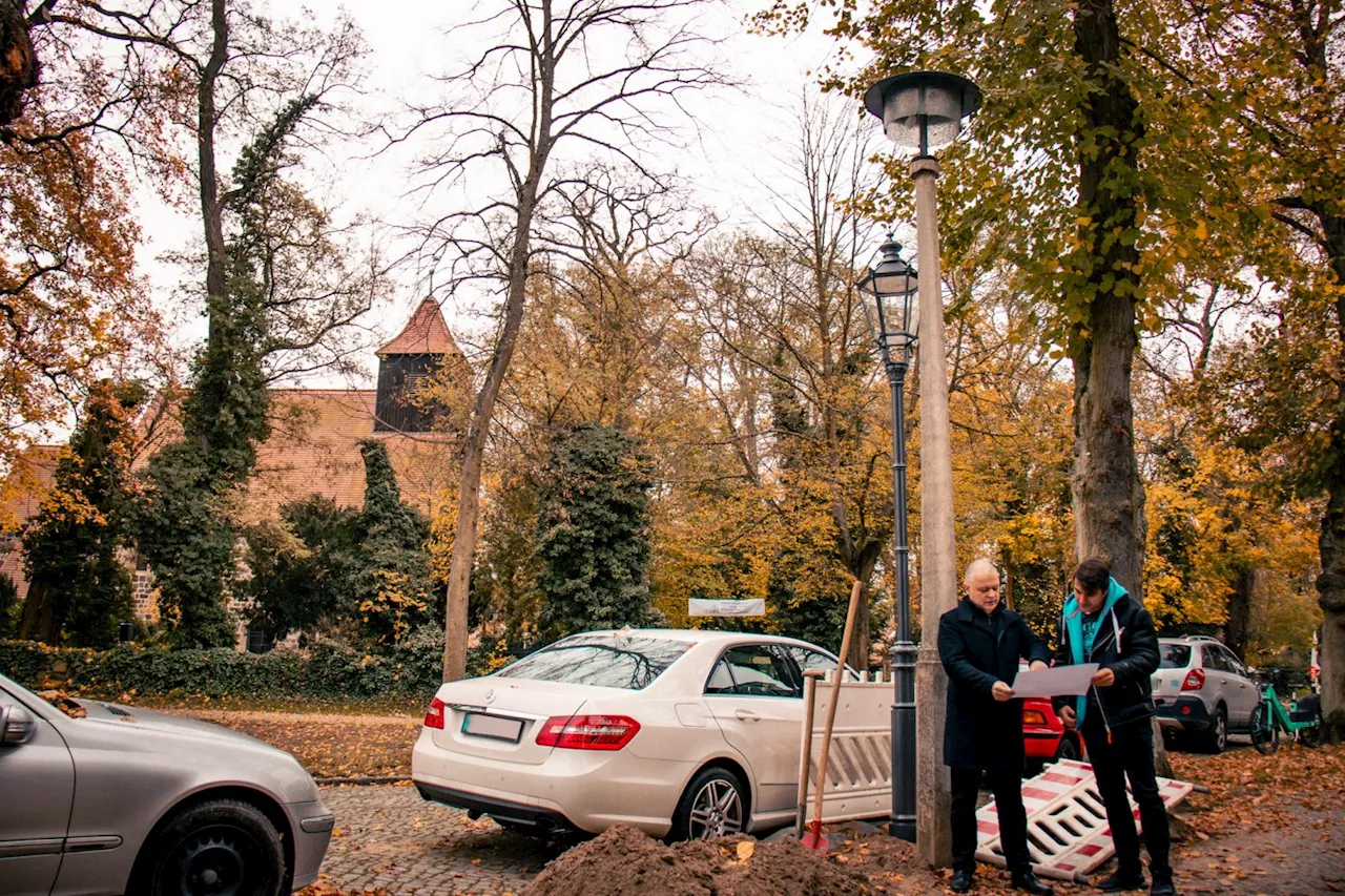 #Stahnsdorf: 25 neue Schinkelleuchten mit LED-Beleuchtung am Dorfplatz in Bau