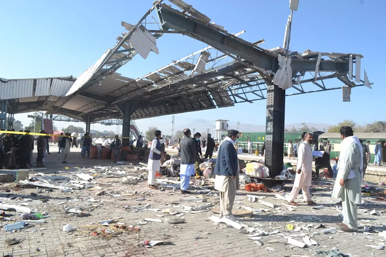 Devastadora explosión en una estación de tren de Pakistán