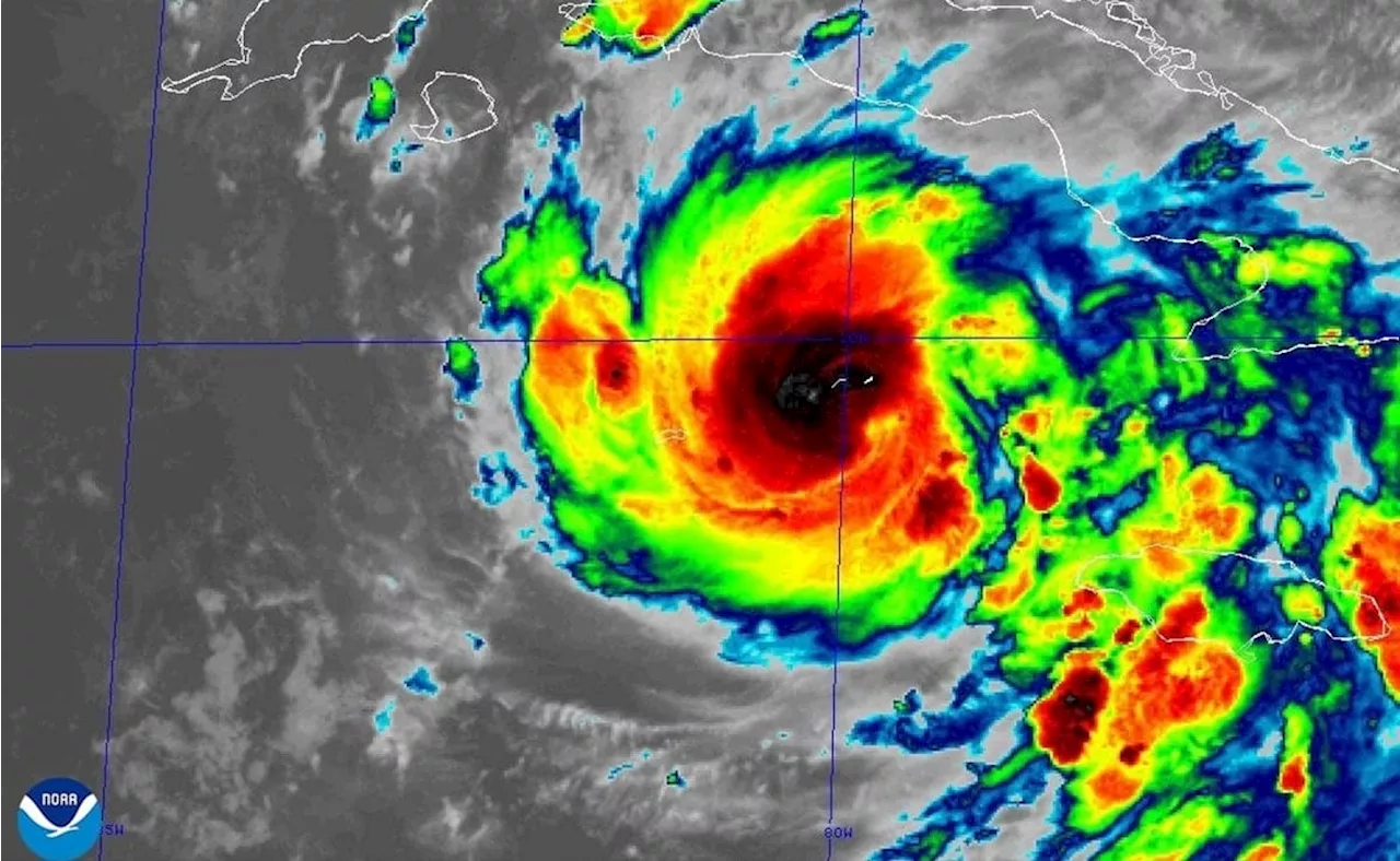 Rafael se degrada a tormenta tropical; prevén fuertes lluvias en Campeche, Quintana Roo y Yucatán