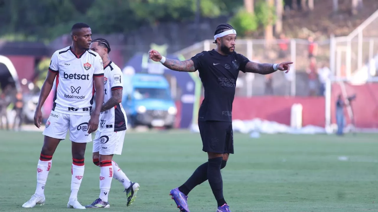 Corinthians vira pra cima do Vitória com Depay decisivo e 'respira' no Brasileirão