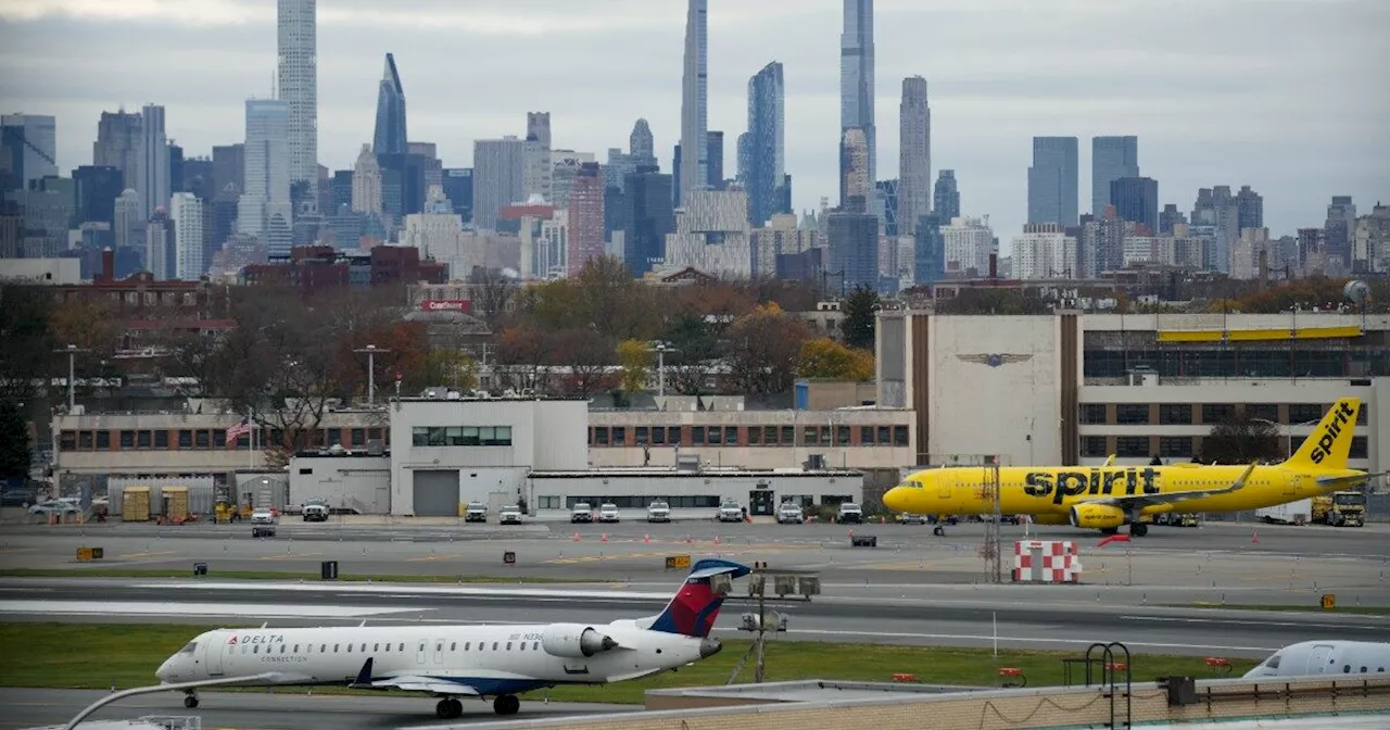 Usa, allarme all’aeroporto LaGuardia di New York: passeggeri evacuati dal Terminal B per un pacco…