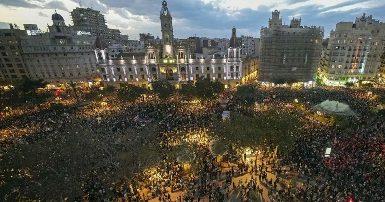 Valencia protesta contro il governatore Mazòn, 130mila in piazza 11 giorni dopo l’alluvione: “Il…