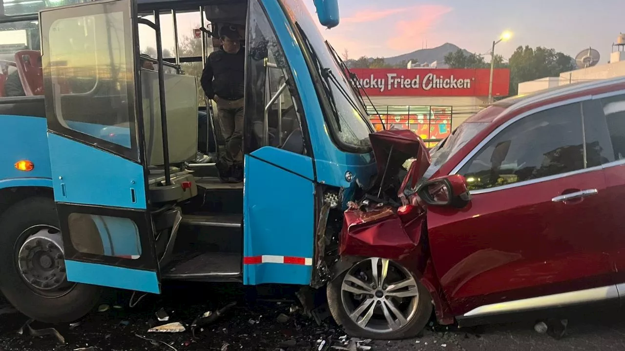 Camioneta choca de frente con Mexibús y deja una mujer muerta en Coacalco